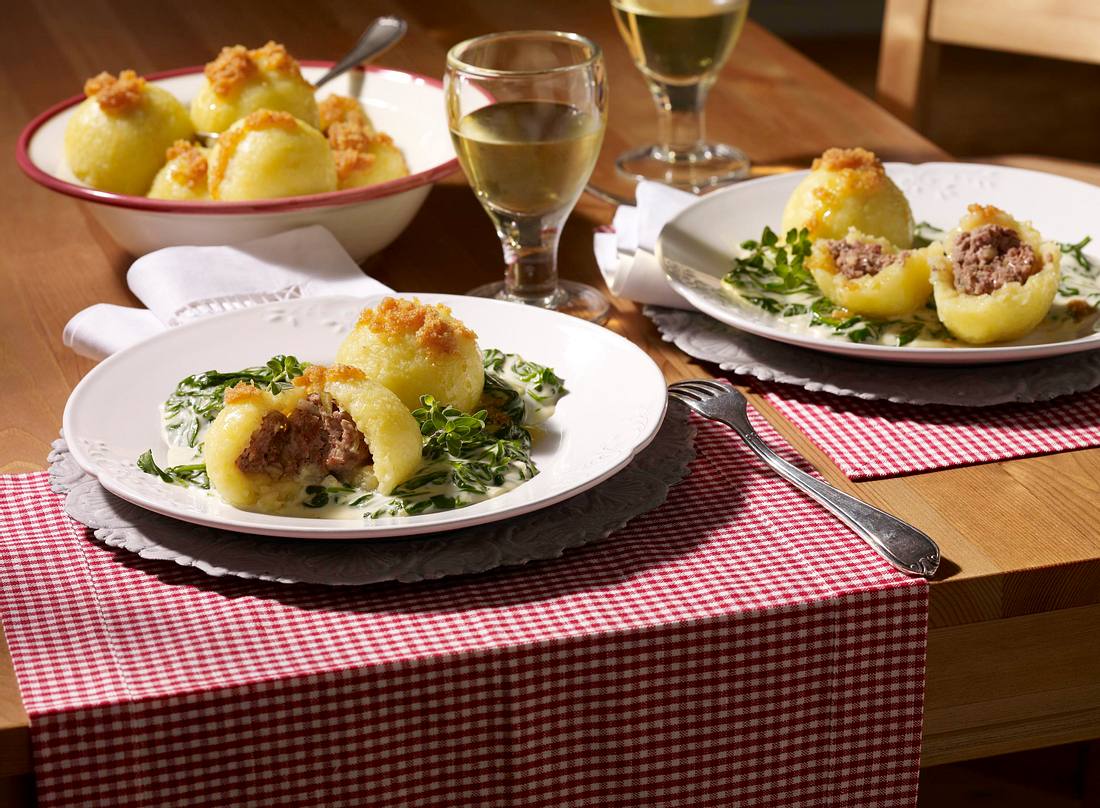 Kartoffel-Hack-Klöße auf Rahmspinat Rezept | LECKER
