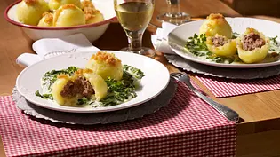 Kartoffel-Hack-Klöße auf Rahmspinat Rezept - Foto: LECKER @ Bauer Media Group Kartoffel-Hack-Klöße auf Rahmspinat Rezept - Foto: LECKER @ Bauer Media Group