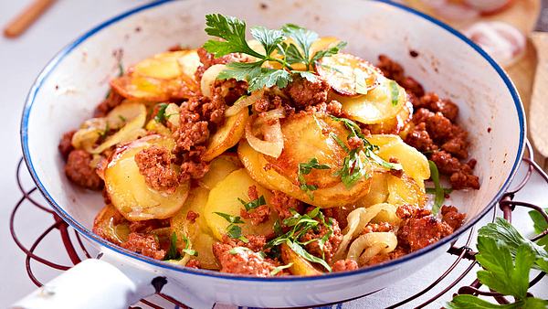 Kartoffel-Hack-Pfanne mit frischer Petersilie garniert - Foto: House of Food / Bauer Food Experts KG