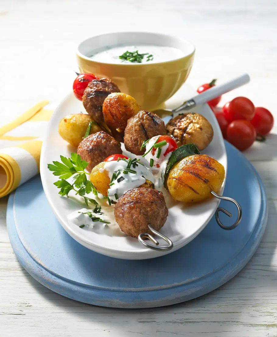 Kartoffel-Hack-Spieße mit leichter Sauercreme Rezept Kartoffel-Hack-Spieße mit leichter Sauercreme Rezept