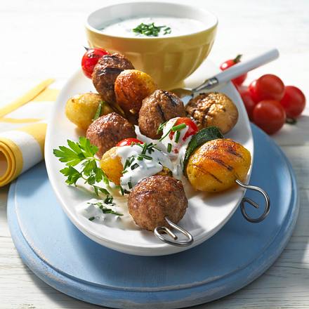 Kartoffel-Hack-Spieße mit leichter Sauercreme Rezept Kartoffel-Hack-Spieße mit leichter Sauercreme Rezept