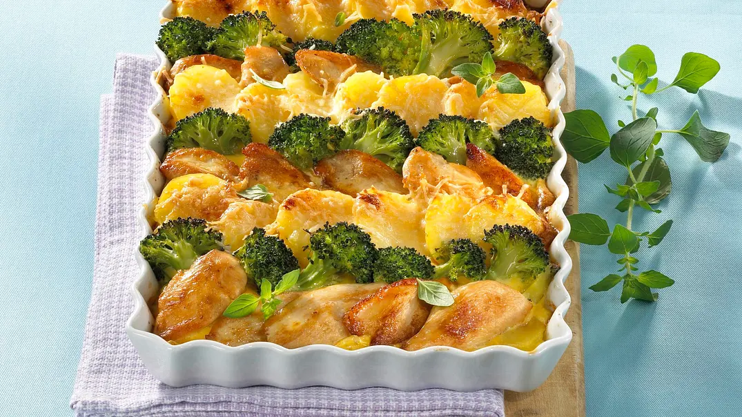 Kartoffel-Hähnchen-Auflauf mit Broccoli Rezept - Foto: LECKER @ Bauer Media Group Kartoffel-Hähnchen-Auflauf mit Broccoli Rezept - Foto: LECKER @ Bauer Media Group
