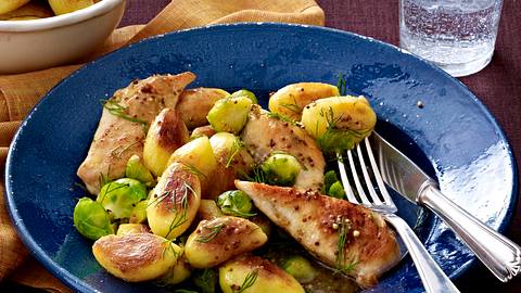Kartoffel-Hähnchen-Pfanne mit Rosenkohl Rezept - Foto: House of Food / Bauer Food Experts KG