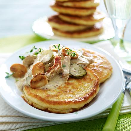 Kartoffel-Hefe-Pfannkuchen mit Geschnetzeltem in Rahmsoße Rezept Kartoffel-Hefe-Pfannkuchen mit Geschnetzeltem in Rahmsoße Rezept