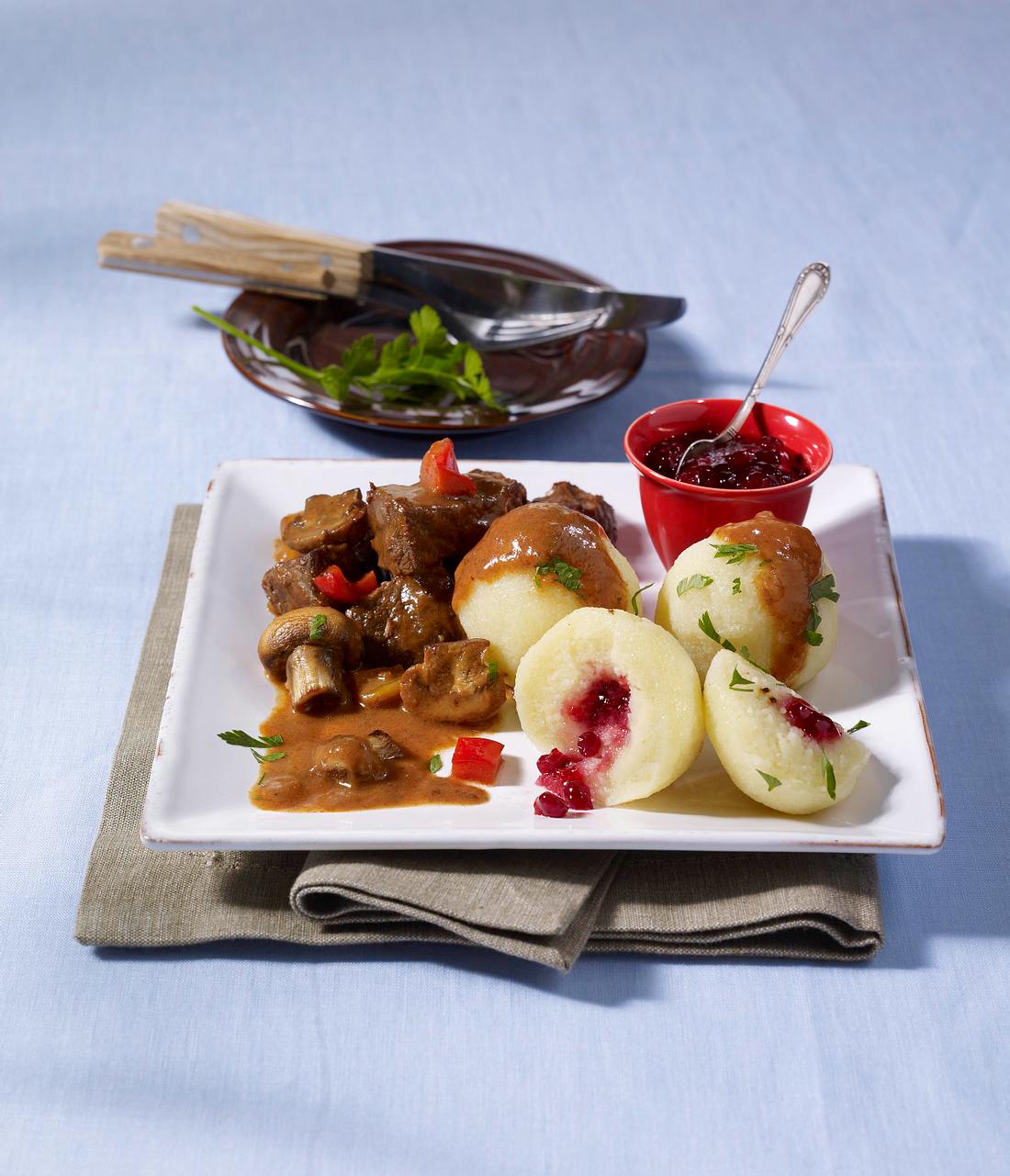 Kartoffel-Knödel mit Rindfleisch-Ragout Rezept | LECKER