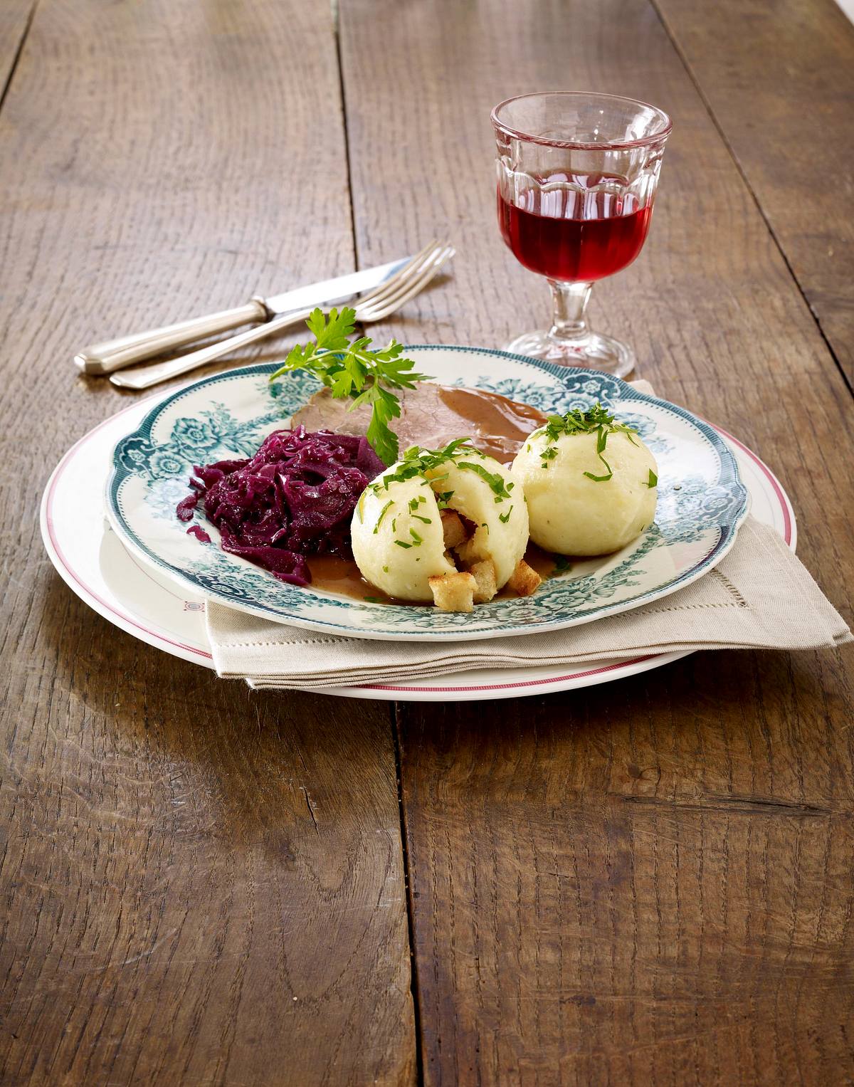 Kartoffel-Knödel mit Sauerbraten Rezept