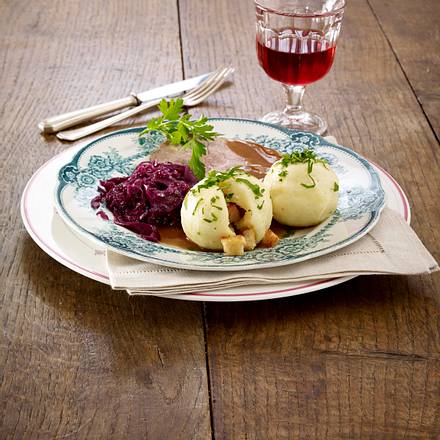 Kartoffel-Knödel mit Sauerbraten Rezept Kartoffel-Knödel mit Sauerbraten Rezept