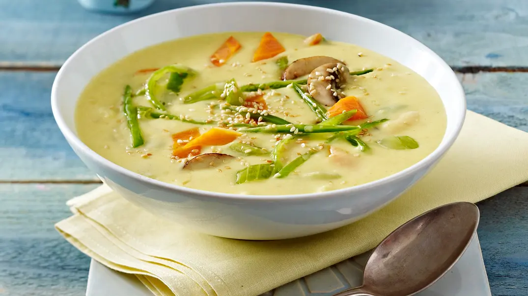 Kartoffel-Kokos-Suppe mit knackigem Gemüse Rezept - Foto: LECKER @ Bauer Media Group Kartoffel-Kokos-Suppe mit knackigem Gemüse Rezept - Foto: LECKER @ Bauer Media Group
