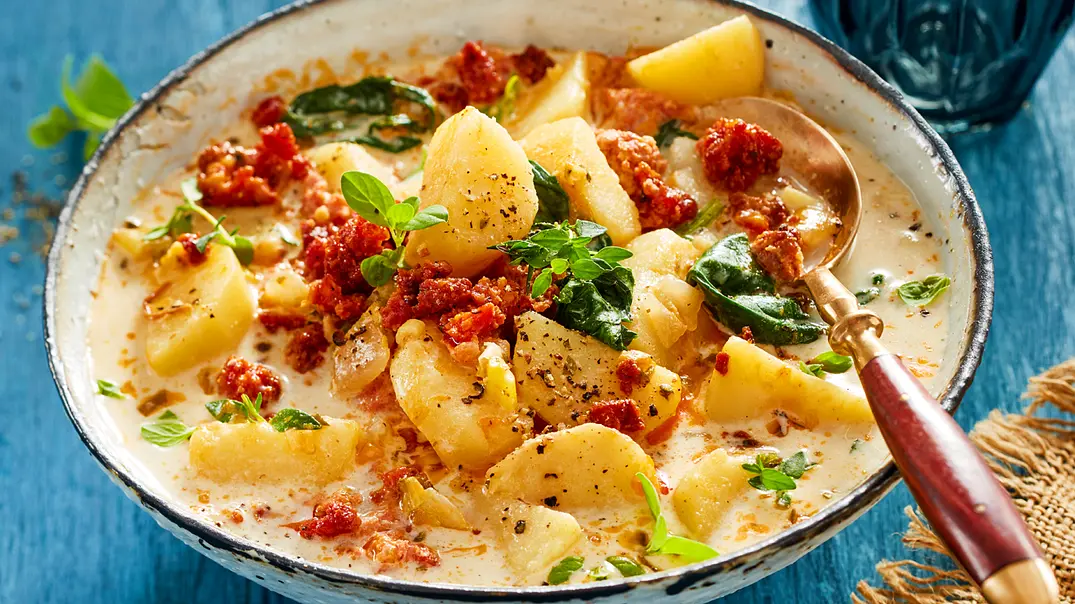 Kartoffel-Kokos-Suppe mit Salsiccia Rezept - Foto: LECKER @ Bauer Media Group Kartoffel-Kokos-Suppe mit Salsiccia Rezept - Foto: LECKER @ Bauer Media Group