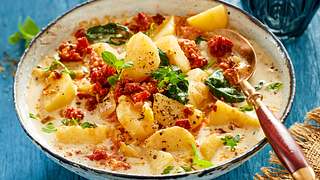 Kartoffel-Kokos-Suppe mit Salsiccia Rezept - Foto: House of Food / Bauer Food Experts KG