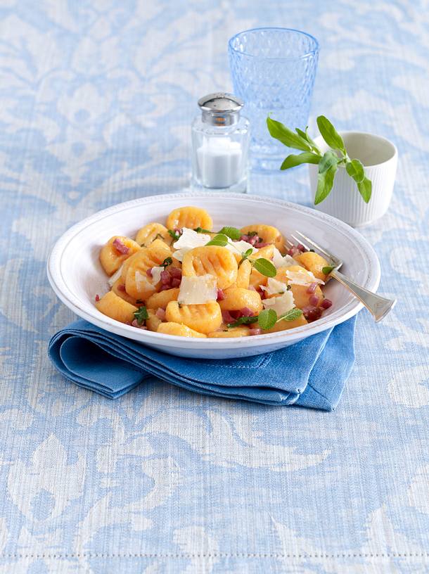 Kartoffel-Kürbis-Gnocchi mit Salbei-Butter Rezept | LECKER