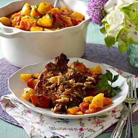 Kartoffel-Kürbis-Gulasch mit Röstzwiebelkoteletts Rezept Kartoffel-Kürbis-Gulasch mit Röstzwiebelkoteletts Rezept