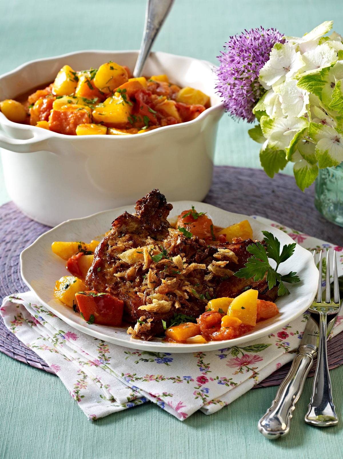 Kartoffel-Kürbis-Gulasch mit Röstzwiebelkoteletts Rezept