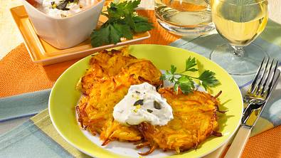 Kartoffel-Kürbis-Puffer mit Crème-fraîche Dip Rezept - Foto: LECKER @ Bauer Media Group