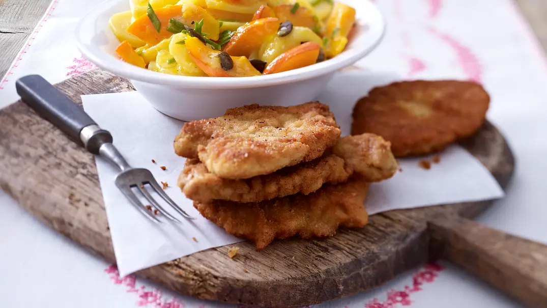 Kartoffel-Kürbis-Salat zu Schnitzelchen Rezept - Foto: LECKER @ Bauer Media Group Kartoffel-Kürbis-Salat zu Schnitzelchen Rezept - Foto: LECKER @ Bauer Media Group