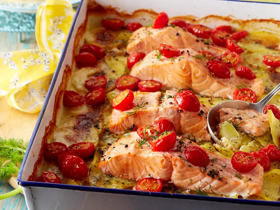Kartoffel- Lachs-Gratin mit Dillsahne Rezept Kartoffel-Lachs-Gratin mit Dillsahne Rezept