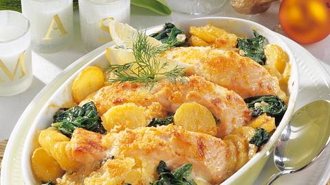 Kartoffel-Lachs-Gratin mit Spinat Rezept - Foto: House of Food / Bauer Food Experts KG