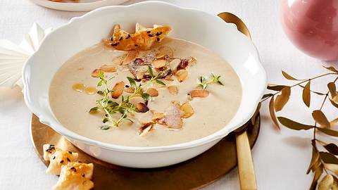 Kartoffel-Mandel-Suppe mit Blätterteigbäumchen Rezept - Foto: House of Food / Bauer Food Experts KG