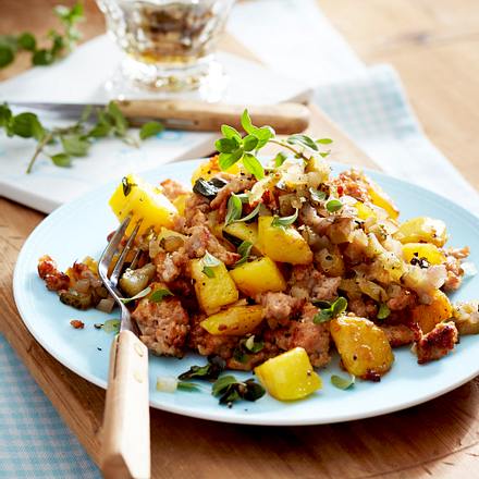 Kartoffel-Mett-Pfanne mit Gewürzgurkenrelish Rezept Kartoffel-Mett-Pfanne mit Gewürzgurkenrelish Rezept