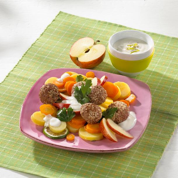 Kartoffel-Möhren-Petersilien-Salat mit Hackbällchen in Joghurt-Soße Rezept Kartoffel-Möhren-Petersilien-Salat mit Hackbällchen in Joghurt-Soße Rezept