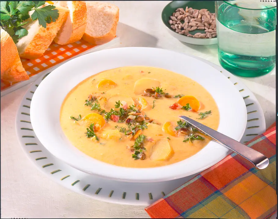 Kartoffel-Möhrensuppe mit Speck und Sonnenblumenkernen Rezept Kartoffel-Möhrensuppe mit Speck und Sonnenblumenkernen Rezept