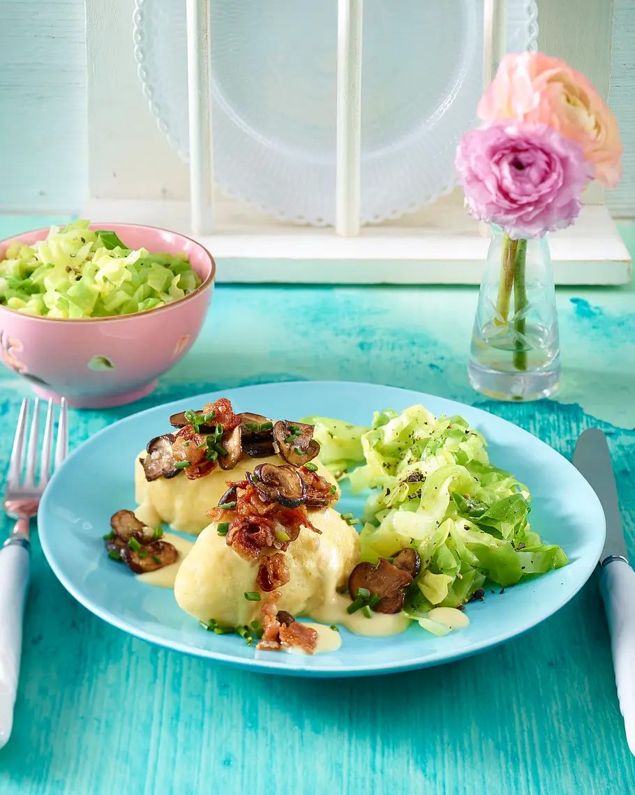 Kartoffel-Nockerl mit Senfsoße und Speck zu Spitzkohlgemüse Rezept Kartoffel-Nockerl mit Senfsoße und Speck zu Spitzkohlgemüse Rezept