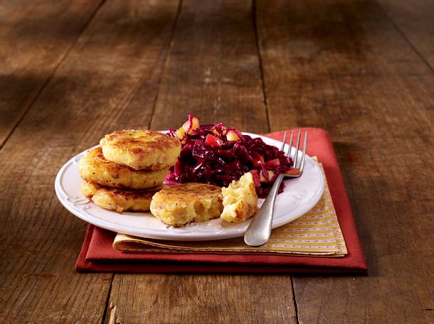 Kartoffel-Pastinaken-Plätzchen auf Apfel-Rotkohl Rezept Kartoffel-Pastinaken-Plätzchen auf Apfel-Rotkohl Rezept