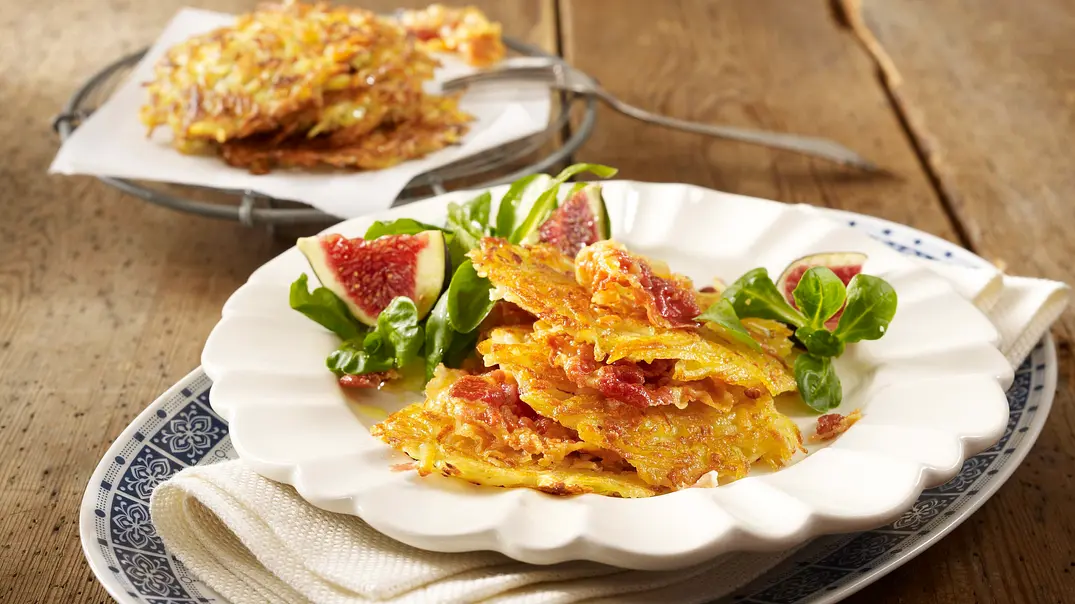 Kartoffel-Pastinaken-Rösti mit Pancetta und Salat Rezept - Foto: LECKER @ Bauer Media Group