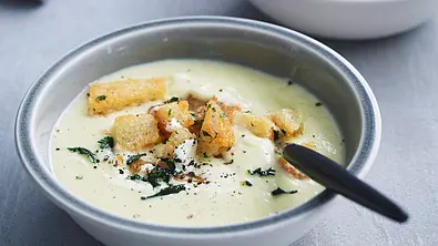 Kartoffel-Pastinaken-Suppe mit Petersiliencroûtons Rezept - Foto: LECKER @ Bauer Media Group
