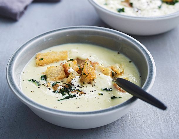 Kartoffel-Pastinaken-Suppe mit Petersiliencroûtons Rezept Kartoffel-Pastinaken-Suppe mit Petersiliencroûtons Rezept