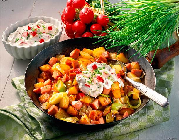 Kartoffel-Pfanne mit Frühlingsquark Rezept Kartoffel-Pfanne mit Frühlingsquark Rezept