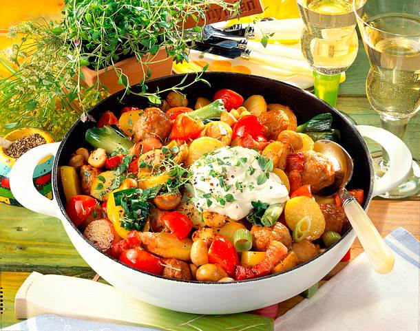 Kartoffel-Pfanne mit Wurstbällchen Rezept Kartoffel-Pfanne mit Wurstbällchen Rezept
