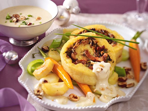 Kartoffel-Pilz-Rolle mit Wintergemüse und Gruyèresoße Rezept Kartoffel-Pilz-Rolle mit Wintergemüse und Gruyèresoße Rezept