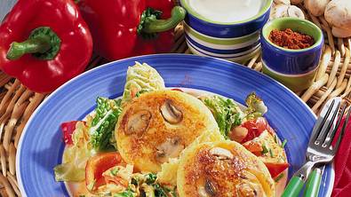 Kartoffel-Plätzchen mit Wirsingrahm Rezept - Foto: LECKER @ Bauer Media Group