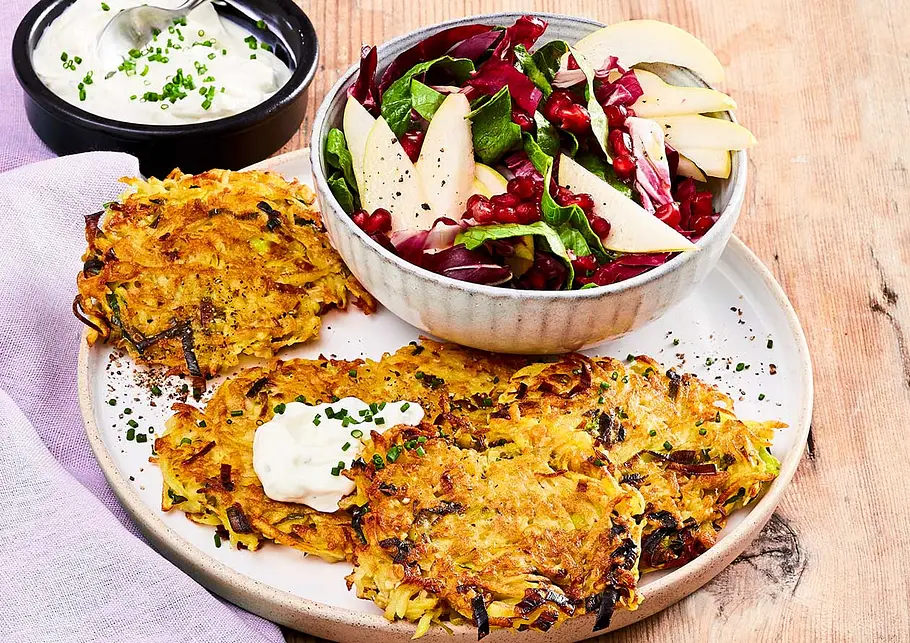 Kartoffel-Porree-Puffer mit Salat Rezept Kartoffel-Porree-Puffer mit Salat Rezept
