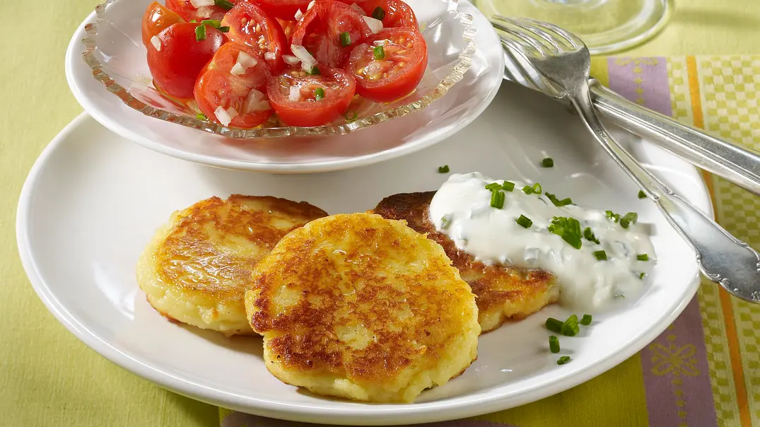 Kartoffel-Quark-Plinsen mit Schnittlauchdip und Tomatensalat Rezept - Foto: LECKER @ Bauer Media Group