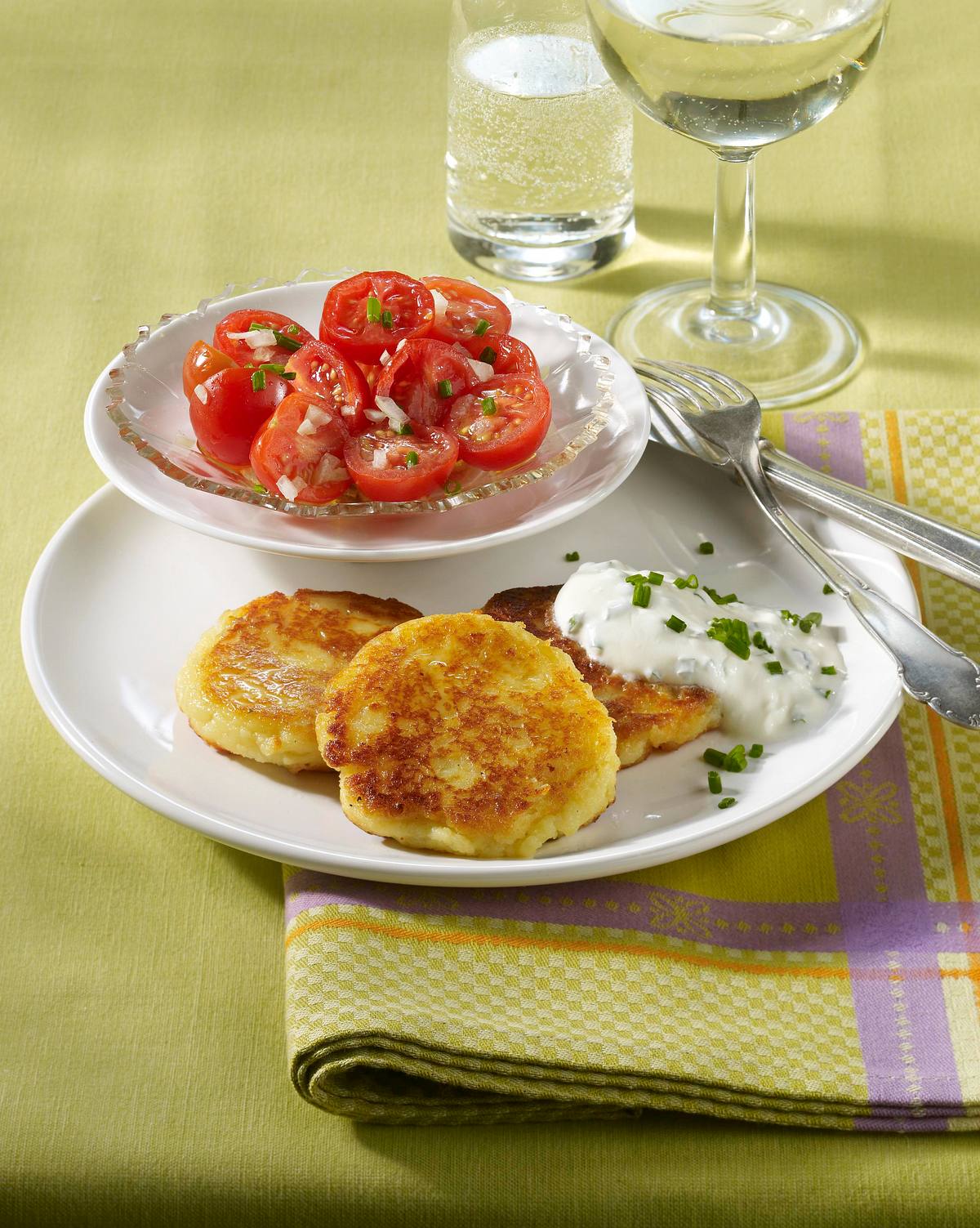 Kartoffel-Quark-Plinsen mit Schnittlauchdip und Tomatensalat Rezept