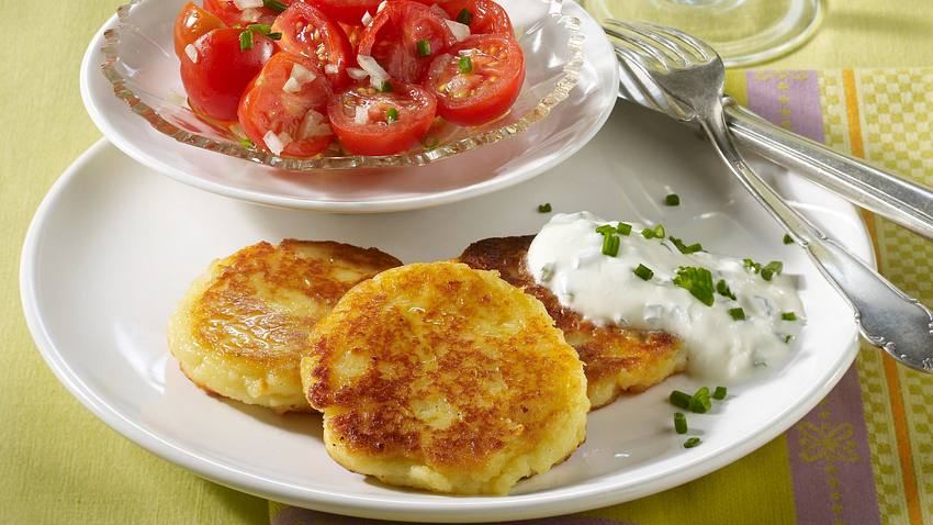Kartoffel-Quark-Plinsen mit Schnittlauchdip und Tomatensalat Rezept - Foto: House of Food / Bauer Food Experts KG