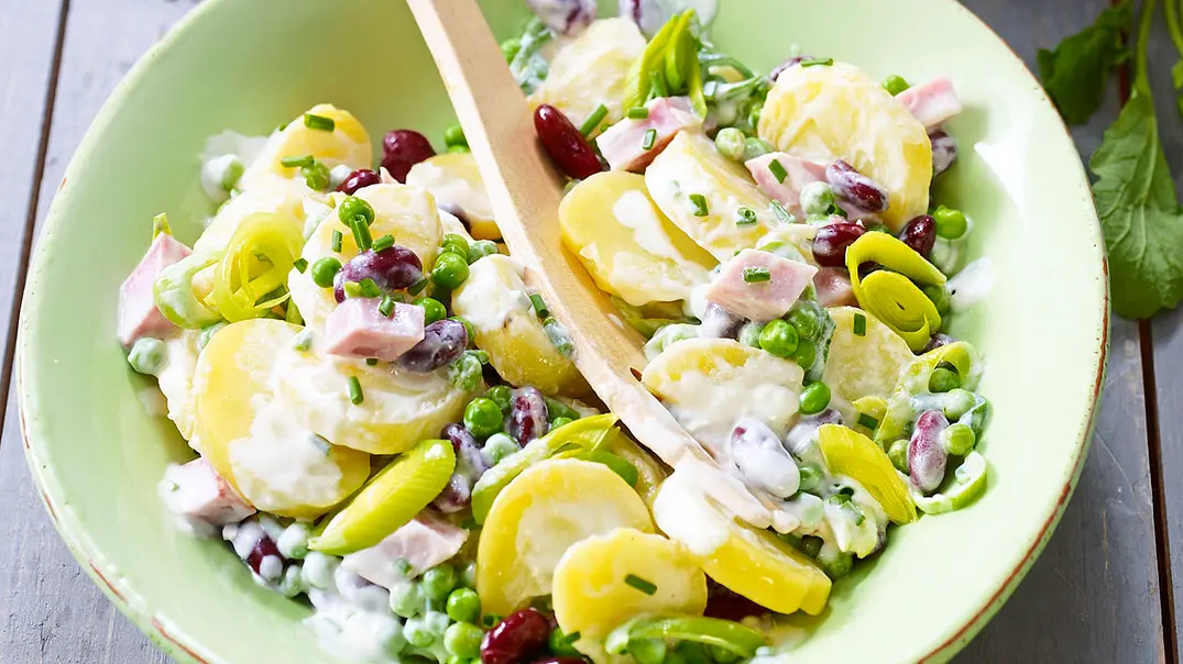 Kartoffel-Salat mit Joghurt-Dressing Rezept - Foto: LECKER @ Bauer Media Group Kartoffel-Salat mit Joghurt-Dressing Rezept - Foto: LECKER @ Bauer Media Group