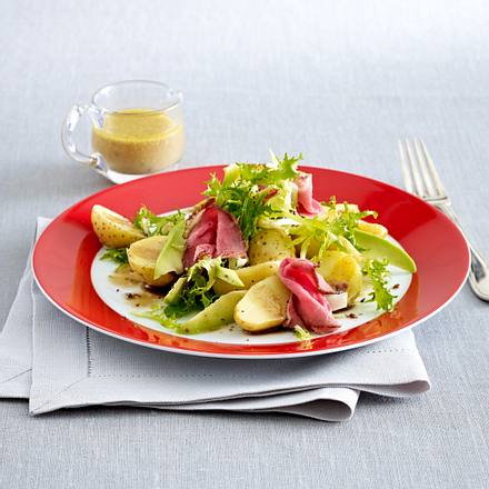 Kartoffel-Salat mit Senf-Vinaigrette und Roastbeef Rezept