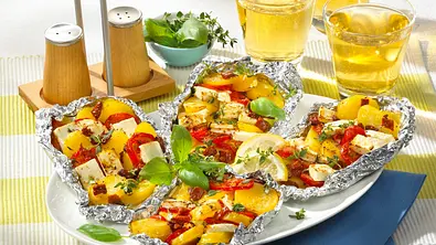 Kartoffel- Schafskäse Päckchen vom Grill Rezept - Foto: LECKER @ Bauer Media Group