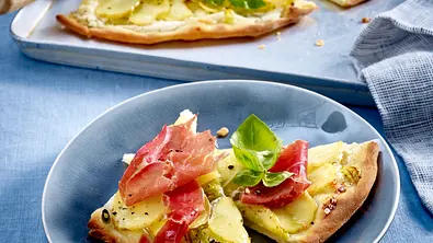 Kartoffel-Schinken-Flammkuchen Rezept - Foto: LECKER @ Bauer Media Group