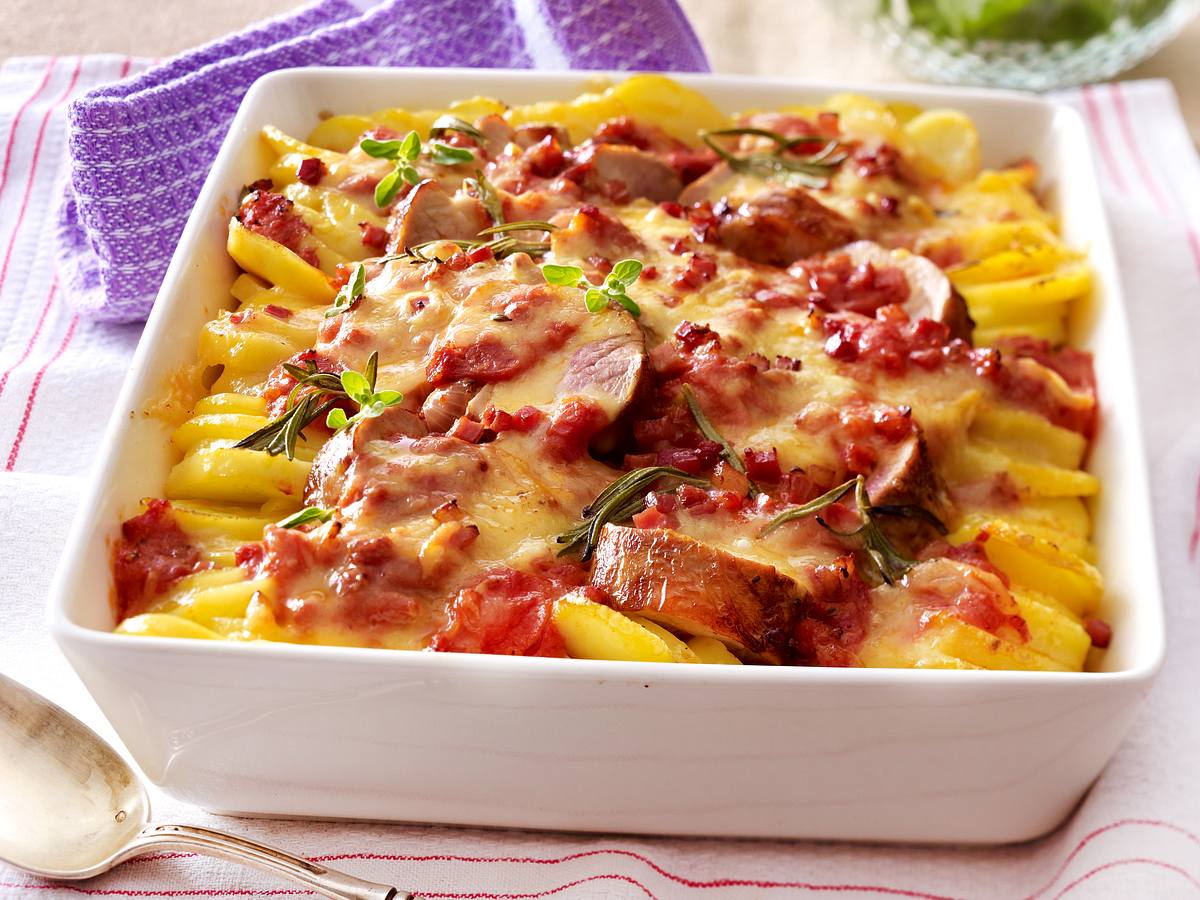 Kartoffel-Schweinelendchen-Gratin in Speck-Tomatenrahm Rezept