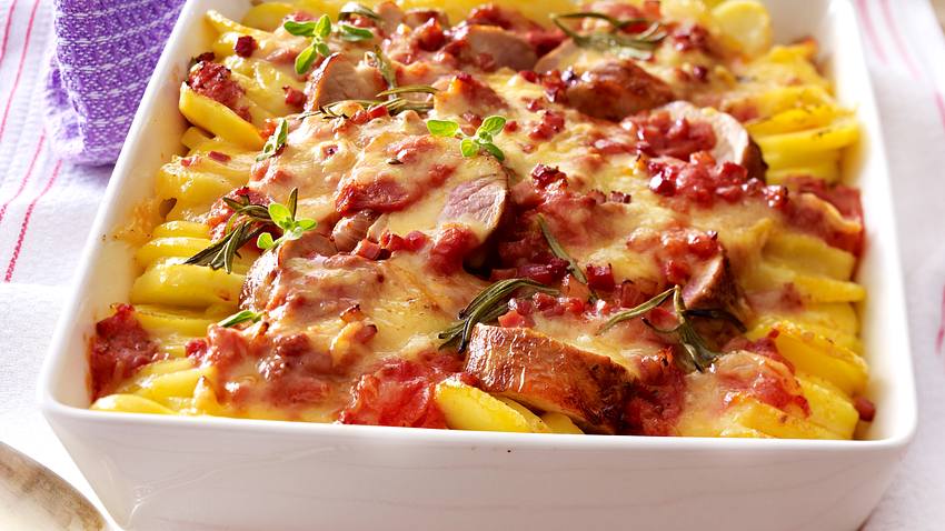 Kartoffel-Schweinelendchen-Gratin in Speck-Tomatenrahm Rezept - Foto: House of Food / Bauer Food Experts KG