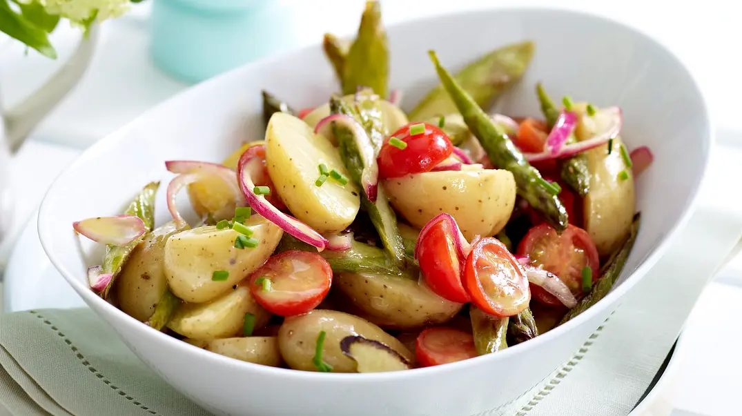Kartoffel-Spargel-Salat Rezept - Foto: LECKER @ Bauer Media Group Kartoffel-Spargel-Salat Rezept - Foto: LECKER @ Bauer Media Group