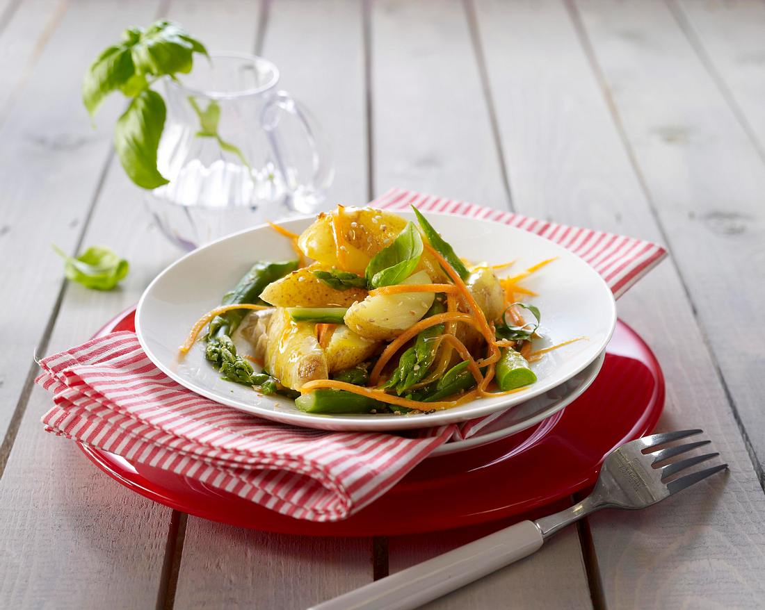 Kartoffel-Spargelsalat mit Möhren und Honig-Vinaigrette Rezept