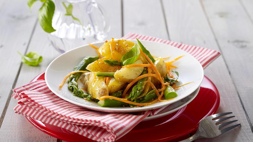 Kartoffel-Spargelsalat mit Möhren und Honig-Vinaigrette Rezept - Foto: House of Food / Bauer Food Experts KG