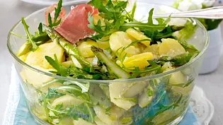 Kartoffel-Spargelsalat mit Walnuss-Dressing Rezept - Foto: LECKER @ Bauer Media Group Kartoffel-Spargelsalat mit Walnuss-Dressing Rezept - Foto: LECKER @ Bauer Media Group