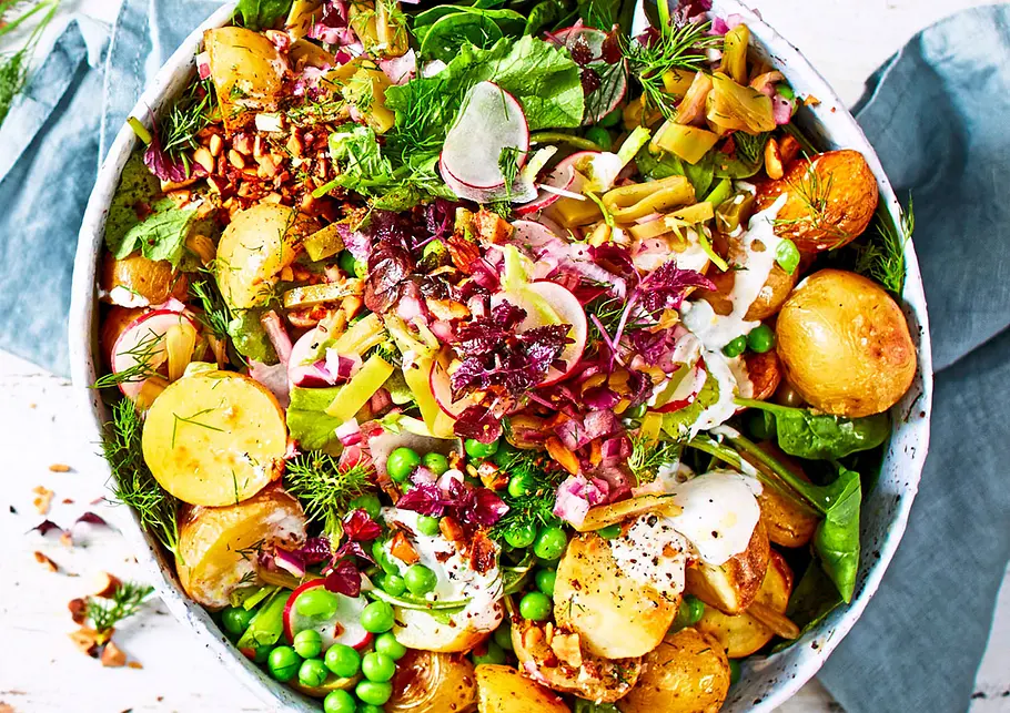 Mairübchen-Flammkuchen Rezept Bunte Kartoffel-Spinat-Bowl mit Erbsen und Radieschen