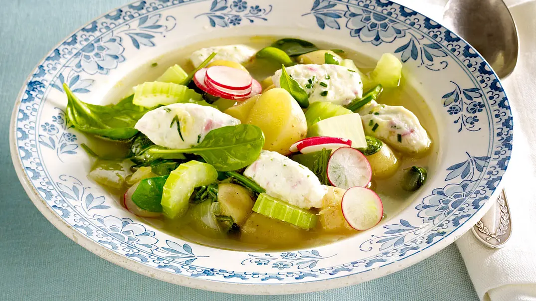 Kartoffel-Spinat-Eintopf mit Radieschen-Schnittlauch-Nockerln Rezept - Foto: LECKER @ Bauer Media Group Kartoffel-Spinat-Eintopf mit Radieschen-Schnittlauch-Nockerln Rezept - Foto: LECKER @ Bauer Media Group